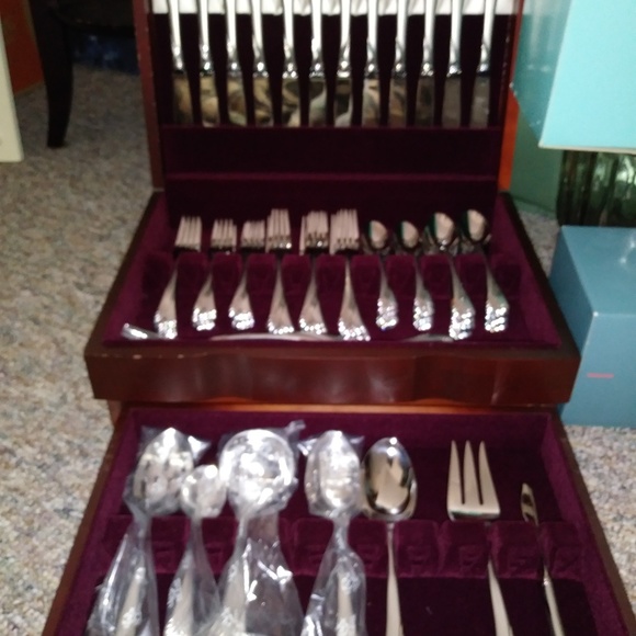 LENOX KELLY FROSTED 13 PC PLACE SERVICE & SERVING - Picture 3 of 8